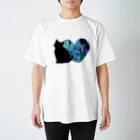 WAMI ARTの青いハートと黒猫ちゃん Regular Fit T-Shirt