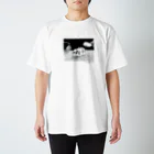 大和屋履物店のイヤな予感MAX｜スタジオクゥ Regular Fit T-Shirt