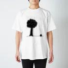 gentilisのすぐ隣に木陰があるのにその身に雨を受け続けるアマクロTシャツ Regular Fit T-Shirt