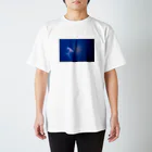 広い海の揺蕩う海月 Regular Fit T-Shirt