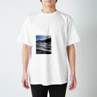 ネコカモプラネットの春の湖 Regular Fit T-Shirt