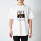 show.のNEWS PAPER Regular Fit T-Shirt