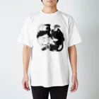 佐治の黒猫少年と白猫少年（モノクロ） Regular Fit T-Shirt