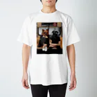 Mottan‘s Art Goods Shopの地下鉄の乗る　犬のカップル Regular Fit T-Shirt