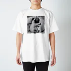 パグと添い寝のお昼寝テトくん Regular Fit T-Shirt