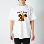 kazu_gのホットドッグを食べる犬(淡色用) スタンダードTシャツ