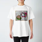 ひよこ男爵とまだむにゃんのにゃん地創造だにゃん(額縁付き) スタンダードTシャツ