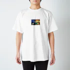 KSK SHOPのレトロなクラシックカーと景色のコントラスト Regular Fit T-Shirt