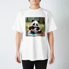アニマルショップ『自己流』のお絵かきする子どもパンダ Regular Fit T-Shirt