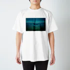 旨味教授といちごもちぷりんのシロナガスクジラと海に沈んだ都市 Regular Fit T-Shirt