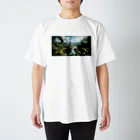 旨味教授といちごもちぷりんの未来都市 渓谷 Regular Fit T-Shirt