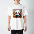 yoiyononakaのハロウィンと白猫10 Regular Fit T-Shirt