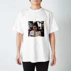 人工知能的絵画商品店の亜細亜眼鏡美女 Regular Fit T-Shirt