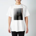 ぽ😃の磨りガラスからの視線 Regular Fit T-Shirt