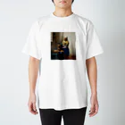 名画館のフェルメール「牛乳を注ぐ女」　ヨハネス・フェルメールの絵画【名画】 Regular Fit T-Shirt