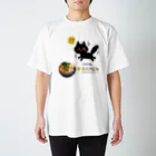 MirofuruDesignのラーメンが大好きな黒猫がラーメンを見つけて驚いている Regular Fit T-Shirt