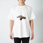 山のくまの犬が落ちてる Regular Fit T-Shirt