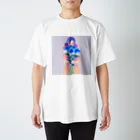 bon-bonの大きな青いバラの花束を持った綺麗な女性 スタンダードTシャツ