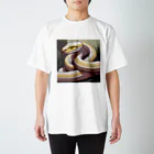 爬虫類Ｔのニシキヘビ(アルビノ) 背景あり Regular Fit T-Shirt