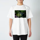 RyoY_ArtWorks_Galleryの傾斜に咲き誇る花 Regular Fit T-Shirt