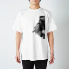 karasunikkiのカラスのハッピーとパパ癒しのひととき Regular Fit T-Shirt