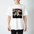 Peace Cat Shopの車から外を見ている猫 Regular Fit T-Shirt