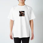 oscartakaの飼い主の足元にくっついているチワワ Regular Fit T-Shirt