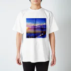 雑貨屋ちぃずの朝日と雪原の風景 スタンダードTシャツ