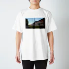 Hidedesignの建物　青空　れんが スタンダードTシャツ