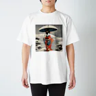 日本の風景 COOL JAPANの日本の風景、雪降る中を歩く舞妓さん　Japanese senery：Maiko in the snow Regular Fit T-Shirt