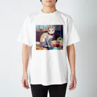 ニコちゃんのご飯の前で座り込む仕草の猫 Regular Fit T-Shirt