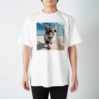 猫と紡ぐ物語の南国の海辺を歩く勇ましさに胸キュン猫 Regular Fit T-Shirt