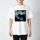 Dark Fの暗黒の海に浮かぶ腐敗した船の墓場 Regular Fit T-Shirt