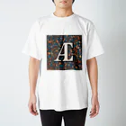 MACOCCHIの一瞬で目を引く！アルファベットの美しい装飾文字 Regular Fit T-Shirt