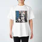 yoiyononakaの虎縞白猫のまなざし04 Regular Fit T-Shirt