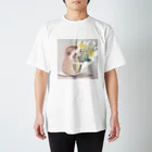 AYA_KARDASHIANのミモザを持ってるハリネズミ Regular Fit T-Shirt