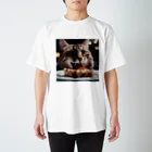 feliceのごはんを食べている猫 Regular Fit T-Shirt