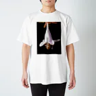 ふよだすの花にあたま突っ込んでるミツバチ Regular Fit T-Shirt