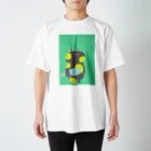 ミミック@油絵イラストレーターの魚をかかえるネコ Regular Fit T-Shirt