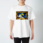 鴉番組公式SHOPの月夜のカラス。カラスチャンネルオリジナルデザイン Regular Fit T-Shirt