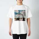 the blue seasonの風を切って、空と地を繋ぐ Regular Fit T-Shirt