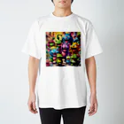 LEAD !のモンスターの親子が笑顔で楽しそうに遊んでいる風景 Regular Fit T-Shirt