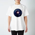 宇宙の神秘グッズ販売所のエンブレム(ギャラクシー) スタンダードTシャツ