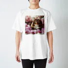 Y m @Y's shopの猫と胡蝶蘭 Regular Fit T-Shirt