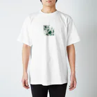 アミュペンの数学的なデザインを持つ緑と白の花 Regular Fit T-Shirt