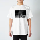 masafumi_worksの雪の中を歩く人（モノクロ） Regular Fit T-Shirt