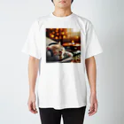 しんふぉショップの音楽を聞いている子猫のグッズ Regular Fit T-Shirt