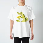Juneのバナナを食べながら物思いにふけるワニ Regular Fit T-Shirt