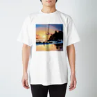 Chama's shopの海と夕日 Regular Fit T-Shirt