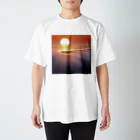 Chama's shopの海と夕日 Regular Fit T-Shirt